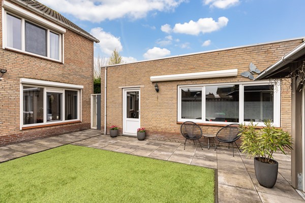 Foto - Te koop: Ruime 2-onder-1-kapwoning met dubbele garage, eigen oprit en fijne tuin